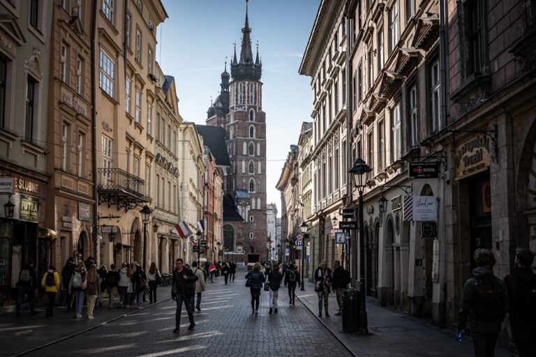 Emigracja z PRL – dlaczego Polacy wyjeżdżali z kraju?