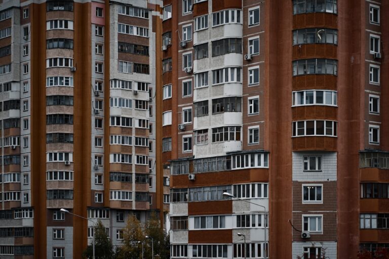 Mieszkania w wielkiej płycie – jak wyglądało życie w PRL-owskich blokach?